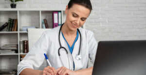 Contabilidade para médicos dentistas e psicólogos: profissional de saúde organizando documentos para abertura de PJ