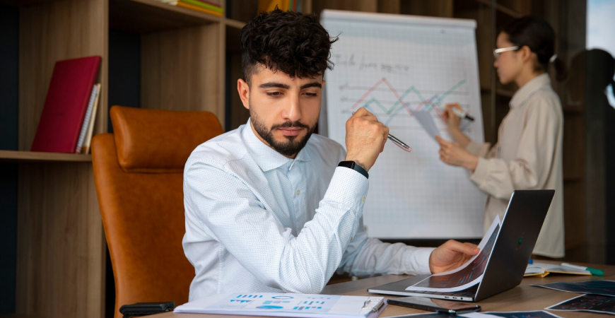 Empresário analisando relatórios sobre pró-labore ou distribuição de lucros para definir a melhor estratégia tributária